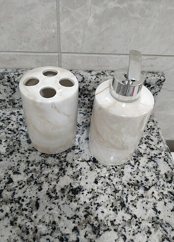 Mudo Concept Porselen banyo seti sabunluk ve diş fırçalık