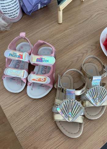 Kız çocuk sandaletler