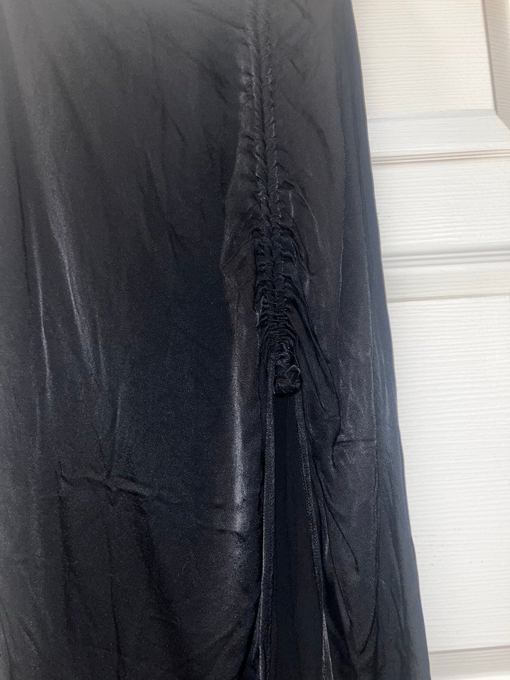 Siyah Önden Ayarlanabilir Yırtmaçlı Saten Midi Etek - Görsel 4