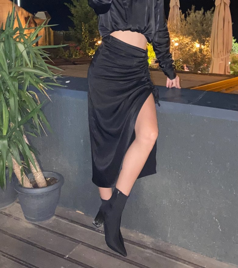 Siyah Önden Ayarlanabilir Yırtmaçlı Saten Midi Etek - Görsel 2