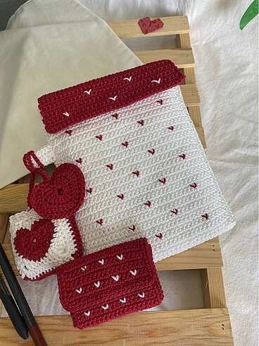 Kalp Motifli Kırmızı Beyaz Kitap Çantası