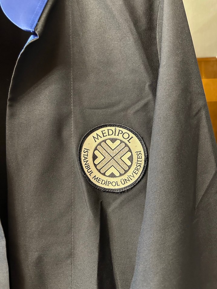 Medipol üniversitesi mezuniyet cübbesi - Görsel 2