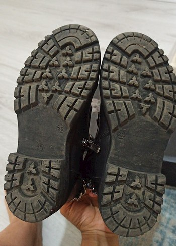 Zincir Detaylı Siyah Yılan Desenli Deri Bot - Görsel 5