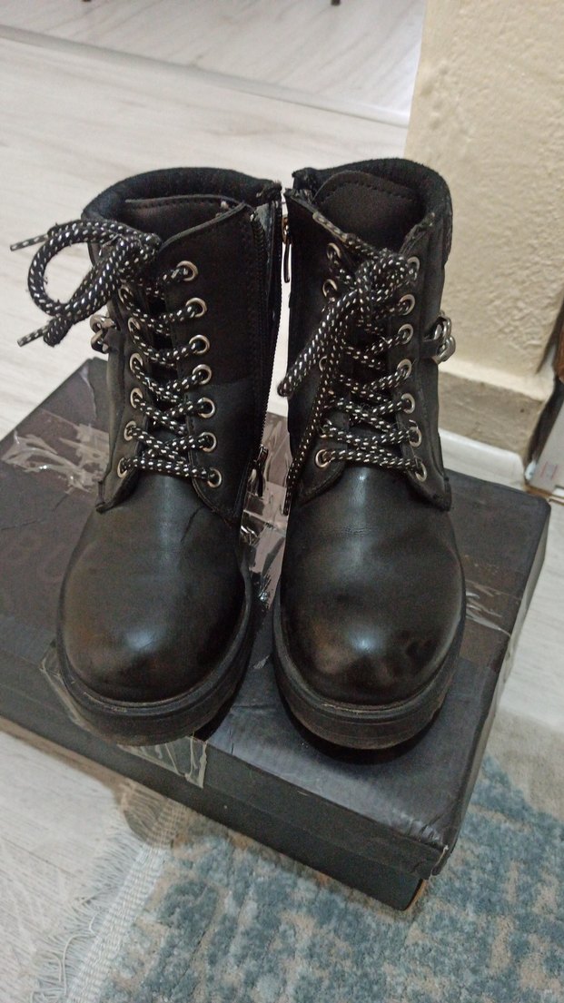 Zincir Detaylı Siyah Yılan Desenli Deri Bot - Görsel 2