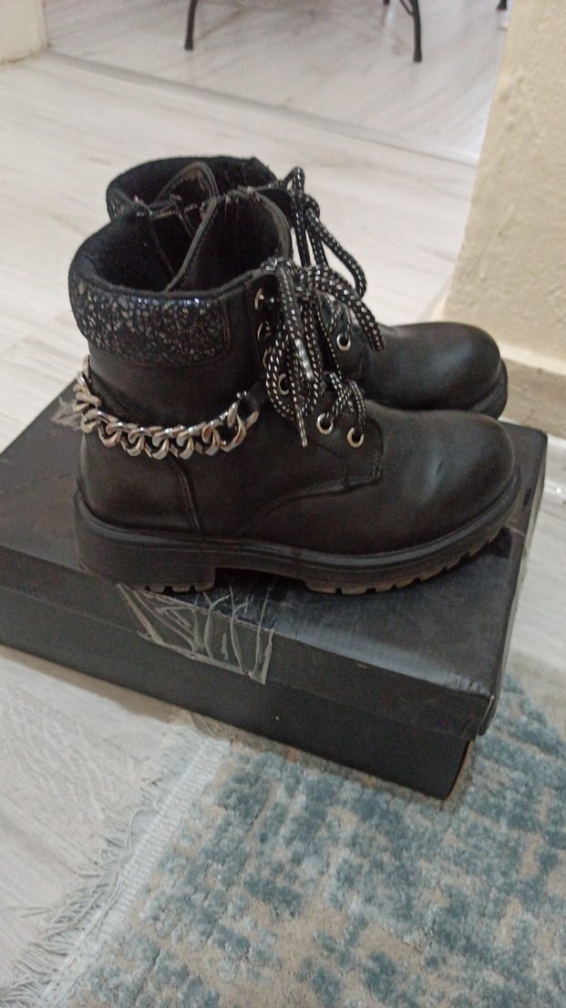 Zincir Detaylı Siyah Yılan Desenli Deri Bot - Görsel 3