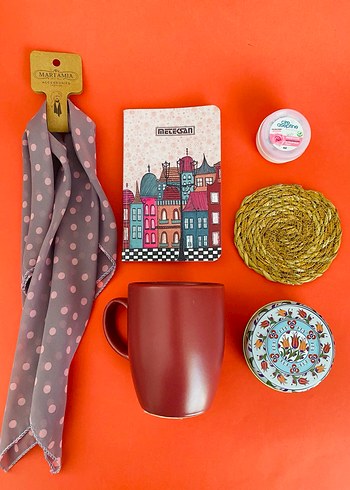 Renkli Hediye Kutusu: Kupa, Defter ve Aksesuarlar - Görsel 3