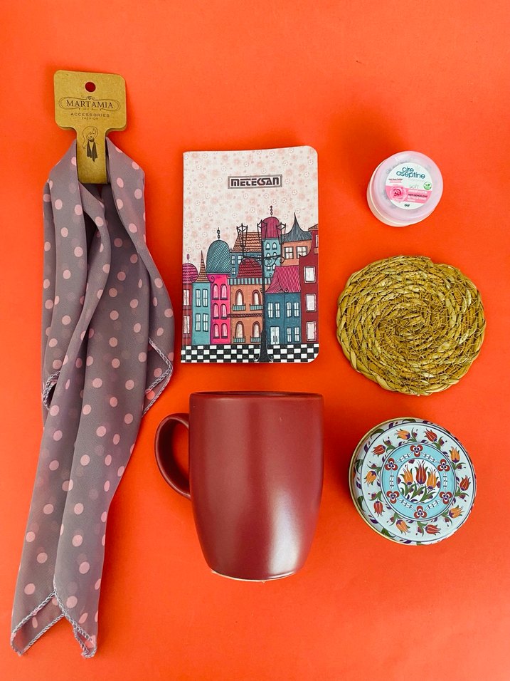 Renkli Hediye Kutusu: Kupa, Defter ve Aksesuarlar - Görsel 3