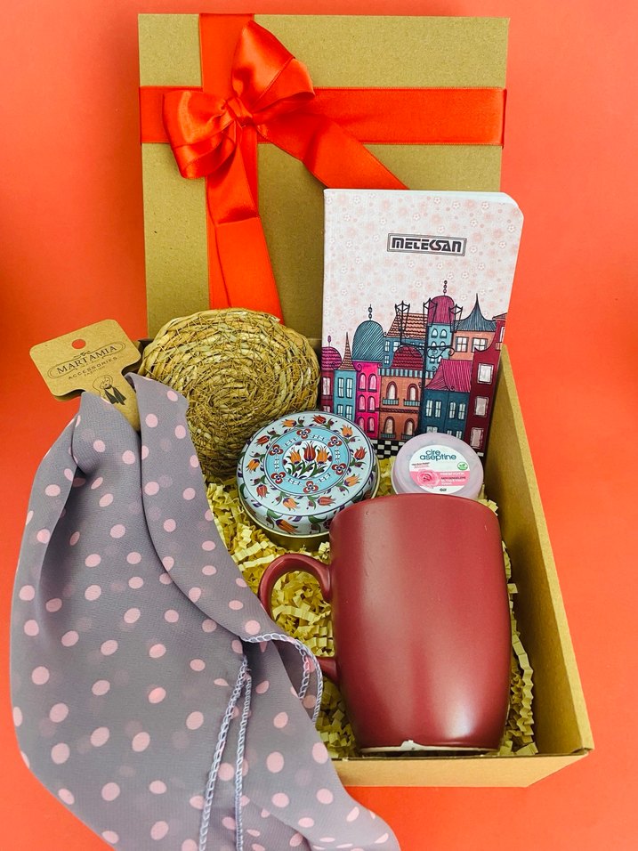 Renkli Hediye Kutusu: Kupa, Defter ve Aksesuarlar - Görsel 2