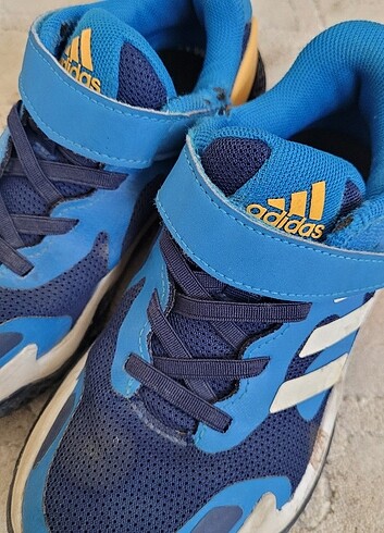 30 Beden mavi Renk Orijinal adidas marka erkek çocuk spor ayakkabı.