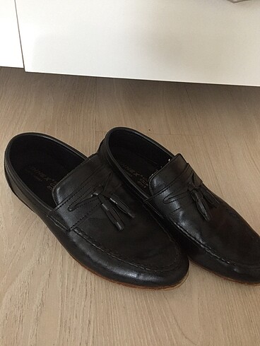 Diğer Erkek takım elbise ayakkabı pantolonda var