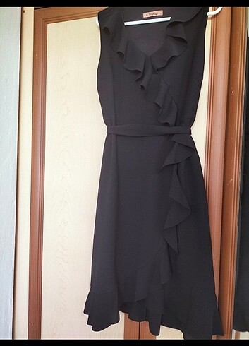 Siyah fırfırlı midi elbise