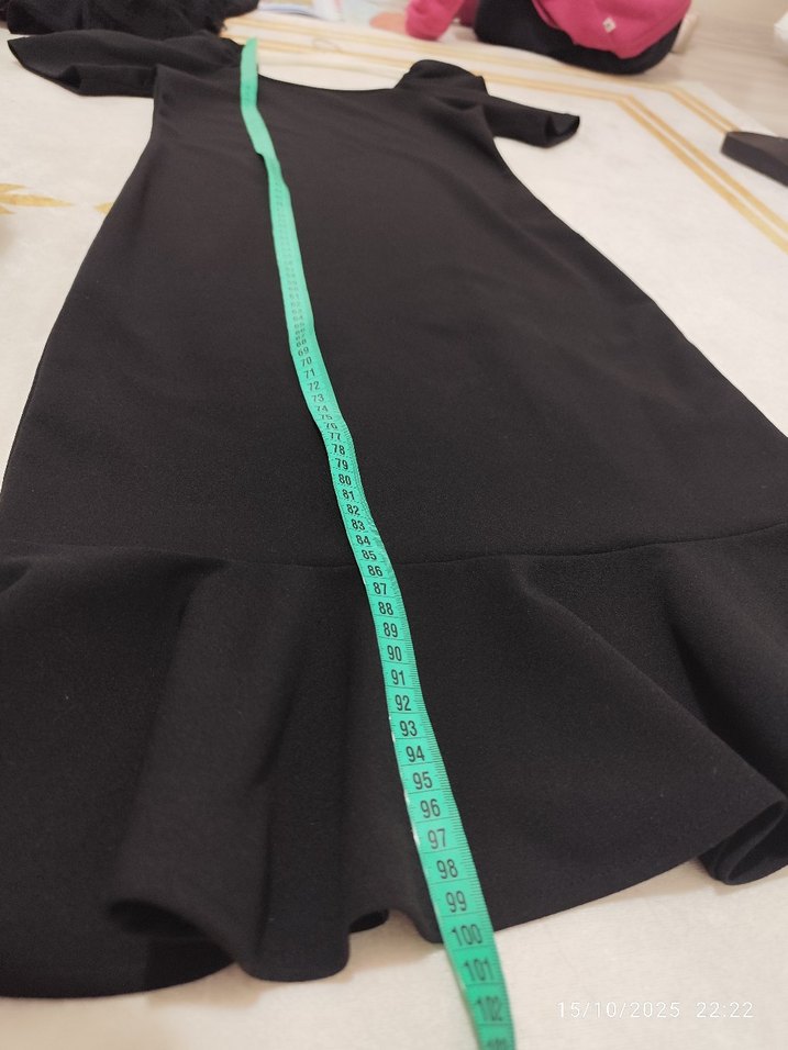 Siyah Kısa Kollu Fırfırlı Midi Triko Elbise - Görsel 2