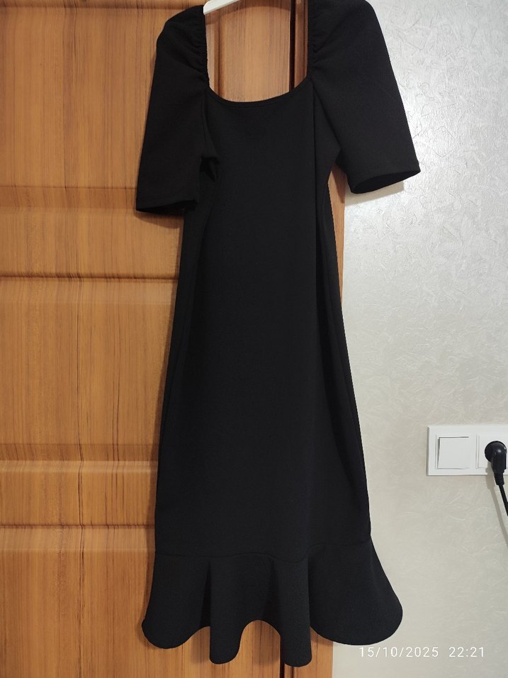 Siyah Kısa Kollu Fırfırlı Midi Triko Elbise - Görsel 5