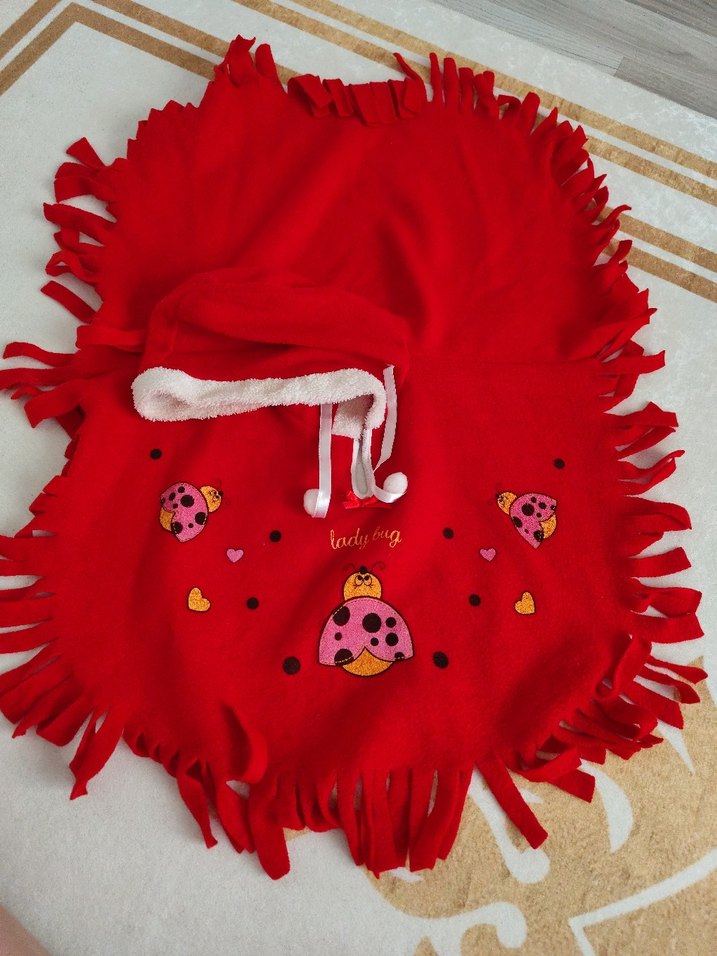 Kız Çocuk Kapüşonlu Kırmızı Püsküllü Panço - Görsel 3