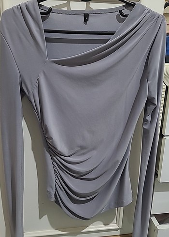 V Yaka Gri Drapeli Kadın Bluz - Görsel 2