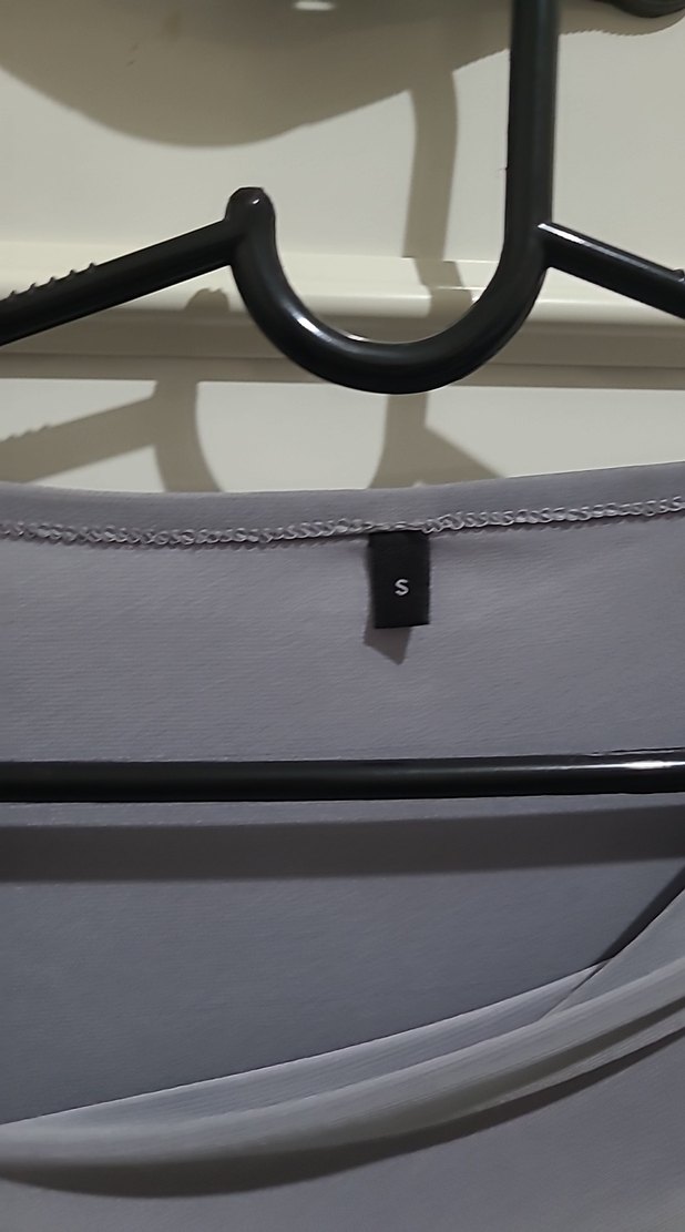 V Yaka Gri Drapeli Kadın Bluz - Görsel 4