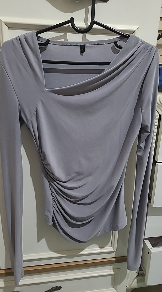 V Yaka Gri Drapeli Kadın Bluz - Görsel 2