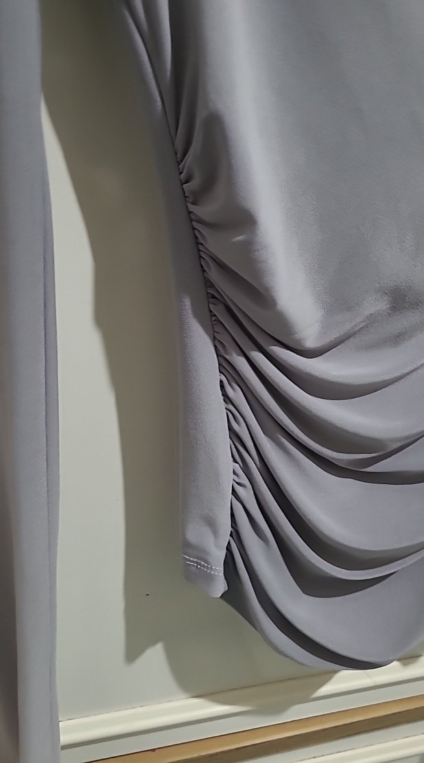 V Yaka Gri Drapeli Kadın Bluz - Görsel 3