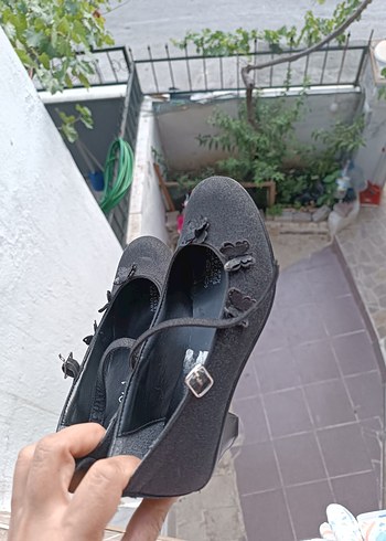 LC Waikiki Tokalı Siyah ve Gri Baskılı Kız Çocuk Ayakkabısı