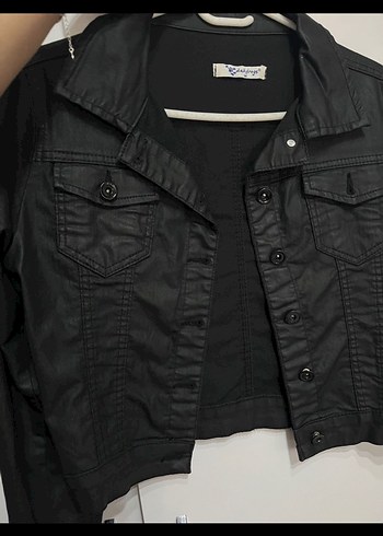 Deri görünümlü kısa siyah kot ceket - Görsel 2