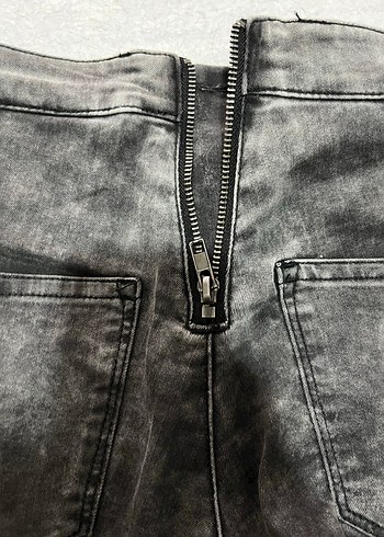 Fermuari ve cepleri arkada tarz bi jean - Görsel 3