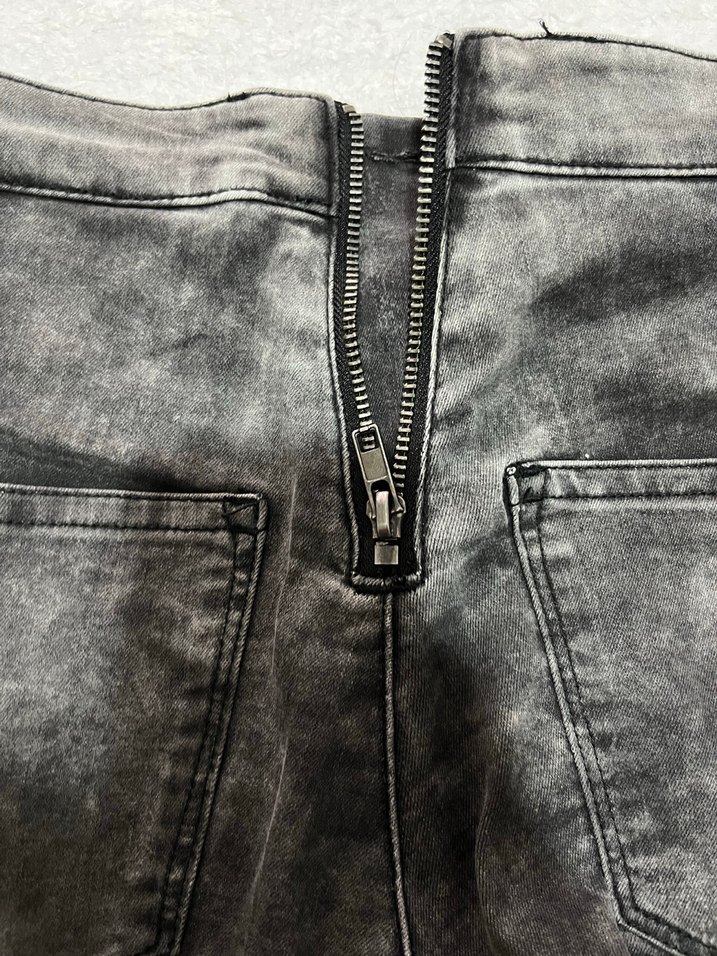 Fermuari ve cepleri arkada tarz bi jean - Görsel 3