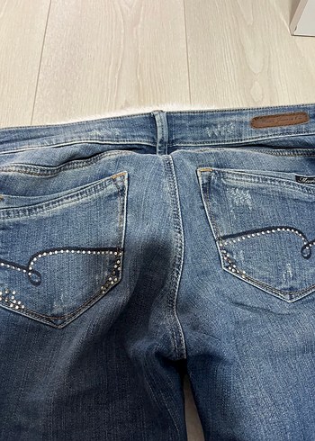 Mavi yırtık detaylı cepleri boncuklu jean - Görsel 4
