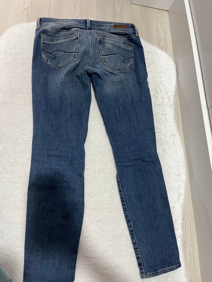 Mavi yırtık detaylı cepleri boncuklu jean - Görsel 3