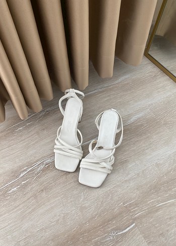 Beyaz Minimalist Stiletto Topuklu Kadın Sandalet