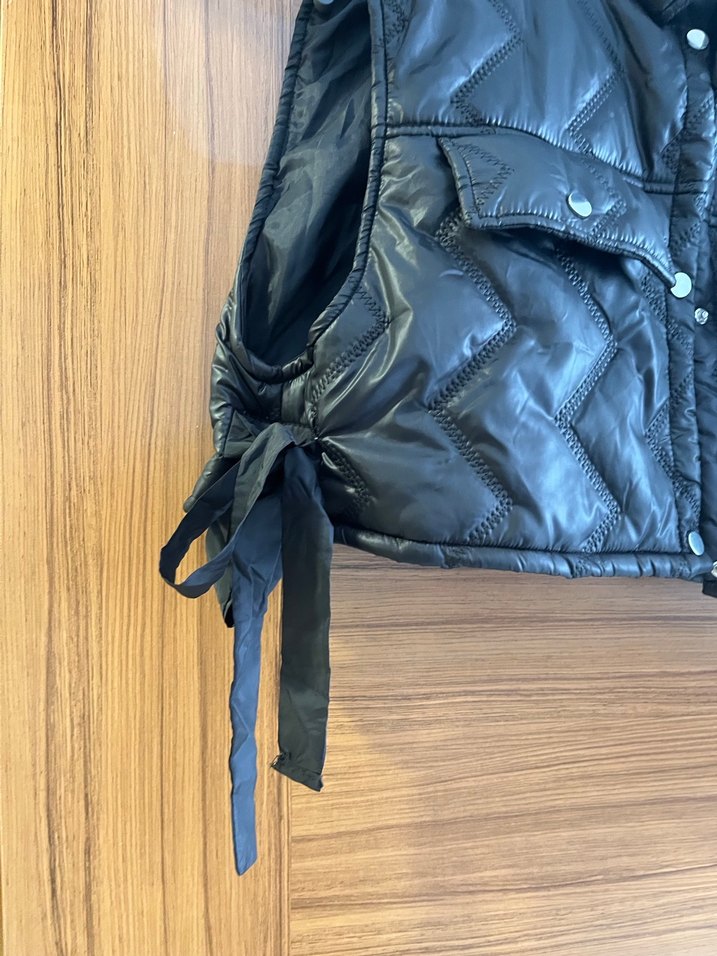 Düğmeli Siyah Kadın Mini şişme 
Yelek - Görsel 3