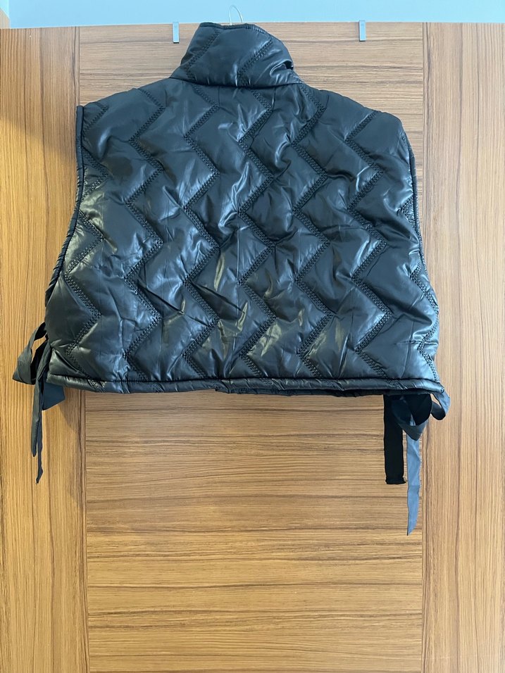 Düğmeli Siyah Kadın Mini şişme 
Yelek - Görsel 2