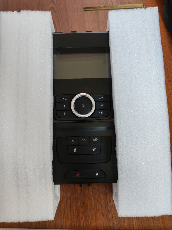 Siyah Araç Müzik Sistemi Kontrol Paneli - Görsel 2