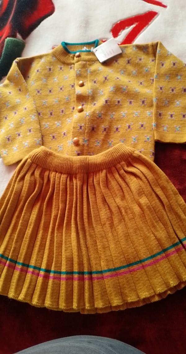 Sarı Nakışlı Triko Kız Hırka ve Etek Takımı - Görsel 2