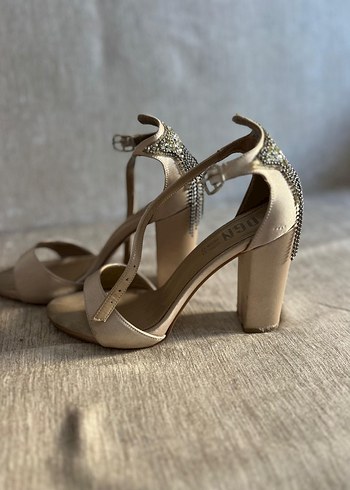 Bej Saten Tokalı İnce Topuklu Kadın Ayakkabı - Görsel 5