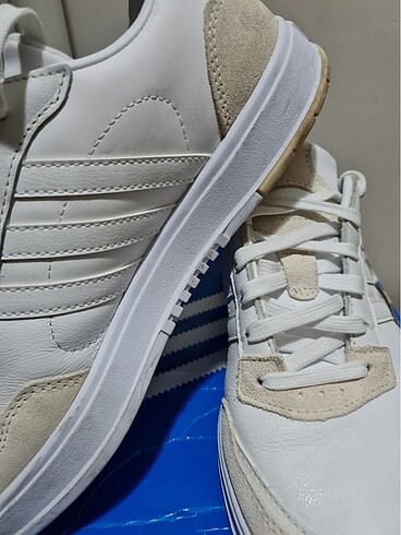 41 Beden beyaz Renk Adidas sıfır ayakkabı 41,5 numara orjinaldir