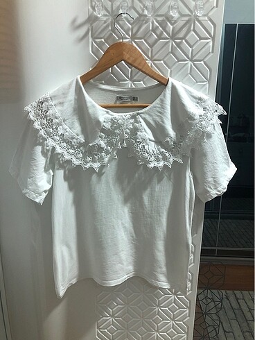 Stradivarius yaka detaylı tişört