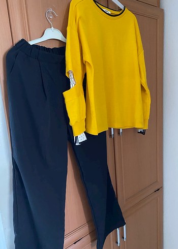 Sarı Üst ve Siyah Rahat Kadın pantolon kazak - Görsel 3