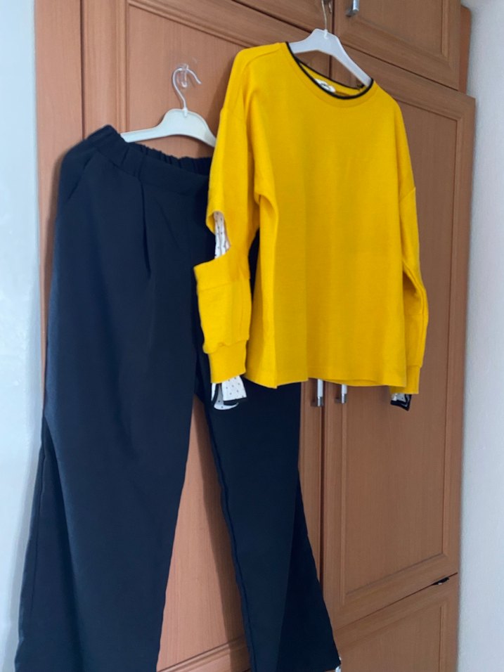 Sarı Üst ve Siyah Rahat Kadın pantolon kazak - Görsel 2