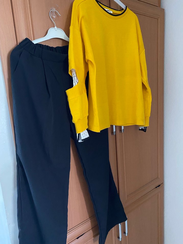 Sarı Üst ve Siyah Rahat Kadın pantolon kazak - Görsel 3