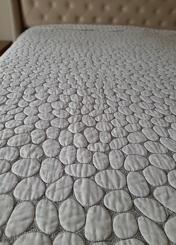  Beden beyaz Renk Çok kaliteli krem ve bej arası yatak örtüsü çift taraflı kullanı
