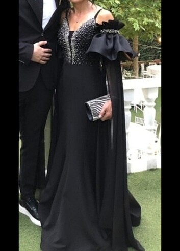 Siyah önü ve kol kemeri taşlı abiye elbise