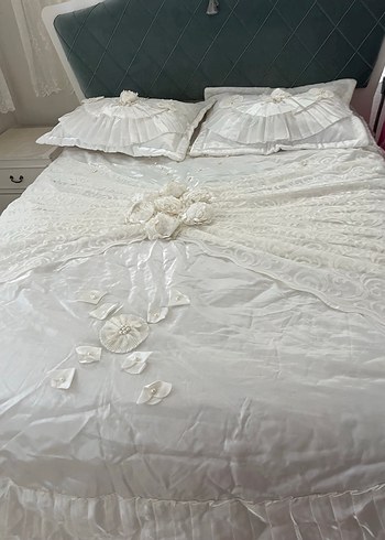 Nakışlı Beyaz Yatak Örtüsü - Görsel 2