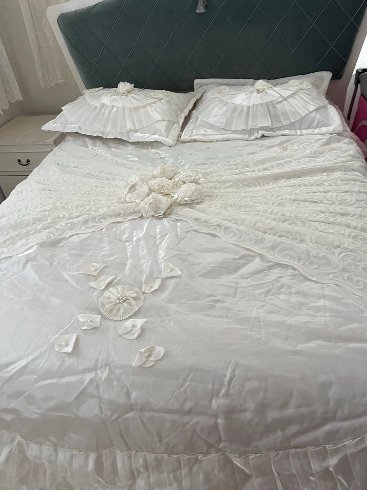 Nakışlı Beyaz Yatak Örtüsü - Görsel 2