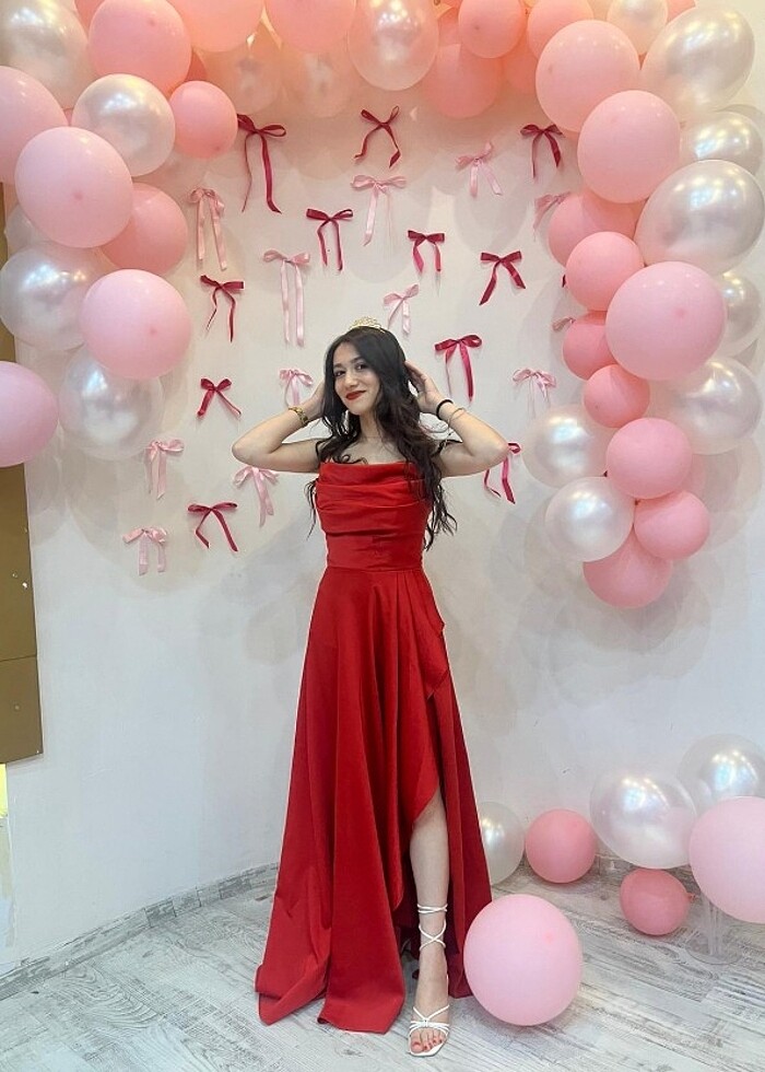 Kırmızı saten sırt dekolteli uzun yırtmaçlı harikulade abiye - Görsel 2