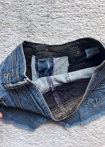 Nakışlı Düğmeli Mini Kot Şort - Görsel 5