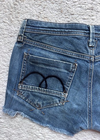 Nakışlı Düğmeli Mini Kot Şort - Görsel 3