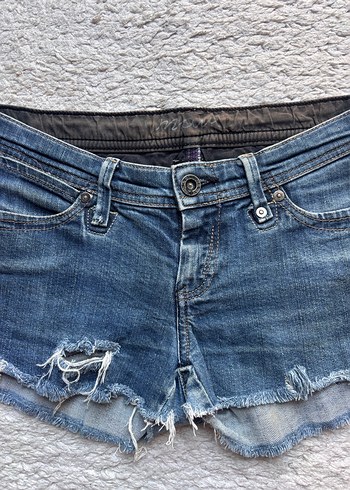 Nakışlı Düğmeli Mini Kot Şort - Görsel 2