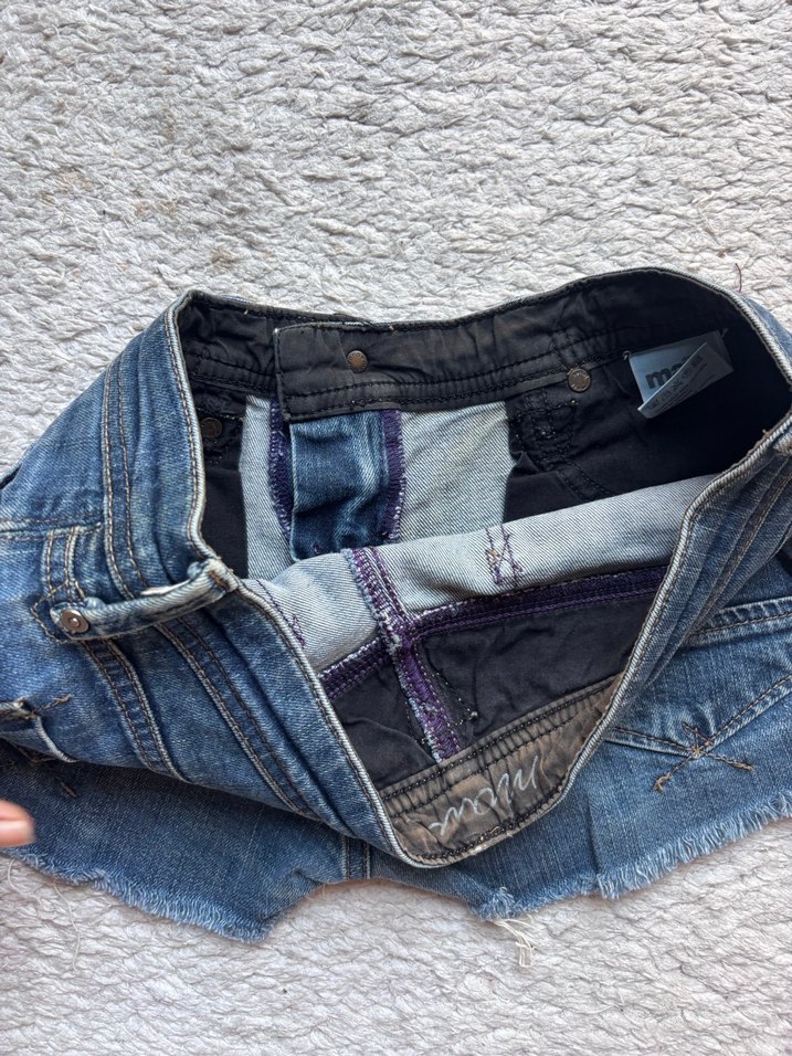 Nakışlı Düğmeli Mini Kot Şort - Görsel 5