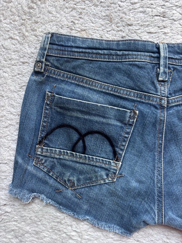 Nakışlı Düğmeli Mini Kot Şort - Görsel 3