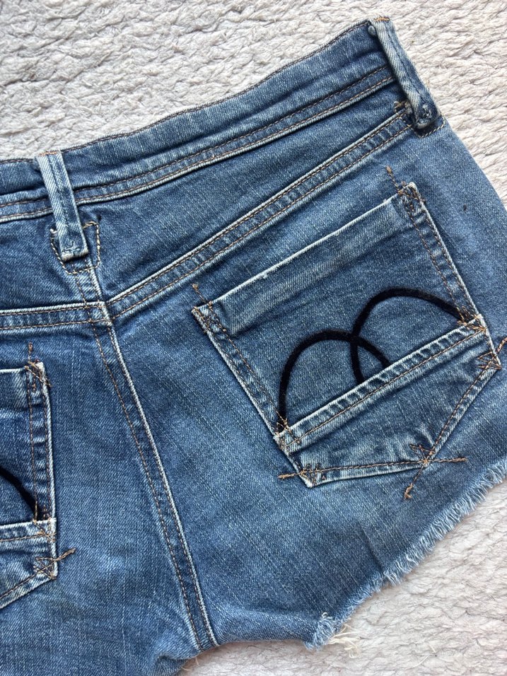 Nakışlı Düğmeli Mini Kot Şort - Görsel 4